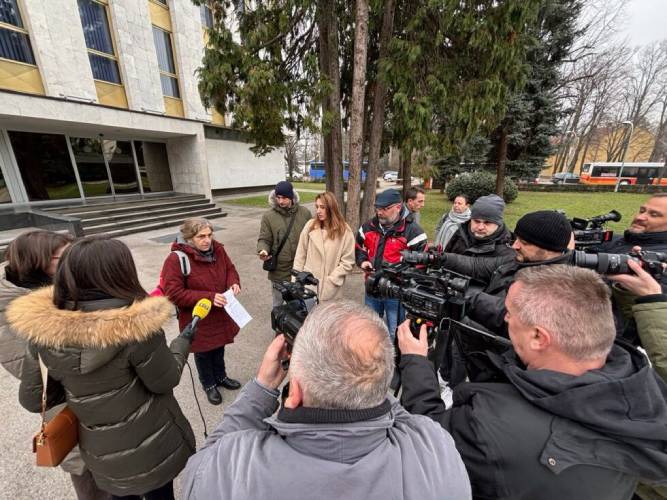 gradjani ispred zgrade narodne skupstine republike srpske