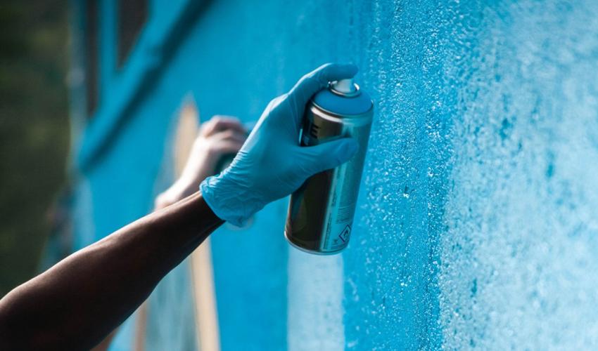 Pisanje sprejom po zidu